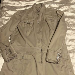 Feminine, soft cotton twill knee-length Trenchcoat